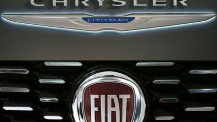 Combinaison de photos des logos des constructeurs automobiles Fiat et Chrysler, réalisée par l'AFP le 31 octobre 2029