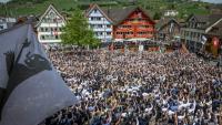 Des habitants d'Appenzell Rhodes-Intérieures, en Suisse, votent à main levée, le 26 avril 2026, conformément à une tradition datant du XVe siècle