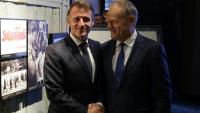 Emmanuel Macron et Donald Tusk à Gdansk le 20 avril 2026, lors de la visite d'une exposition sur le syndicat Solidarnosc

