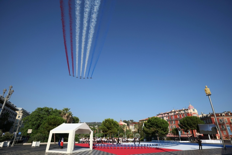 La Patrouille de France (PAF) effectue un survol, le 14 juillet 2026 à Nice, lors de la cérémonie marquant le 10e anniversaire de l'attentat de Nice en juillet 2016