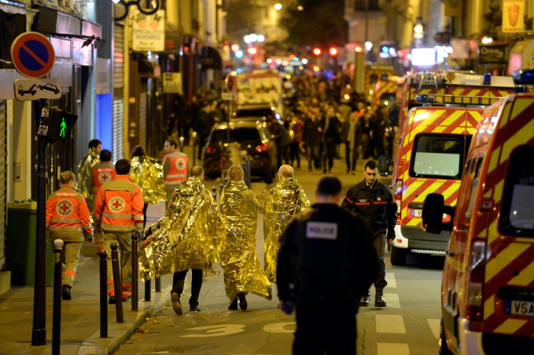 Des membres de la Croix-Rouge, des policiers et pompiers rue Oberkampf, près de la salle de concert du Bataclan à Paris, lors des attaques du 13 novembre 2025