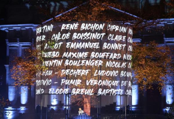 Cérémonie d'inauguration du jardin du 13 novembre 2015, à Paris, en hommage aux victimes des attentats perpétrés il y a dix ans, le  dans la capitale et à Saint-Denis