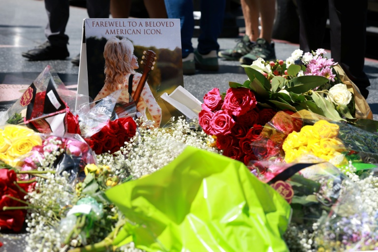 Fleurs et portraits en hommage à Dolly Parton à Los Angeles, le 25 août 2026