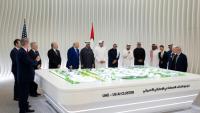 Photo diffusée par le cabinet présidentiel des Emirats arabes unis montrant le président américain Donald Trump (5e en partant de la gauche) et le président des Emirats, cheikh Mohamed ben Zayed al-Nahyane (6e en partant de la gauche) devant une maquette du Cluster IA Emirats /Etats-Unis, lors de la cérémonie de lancement à Abou Dhabi, le 15 mai 2025