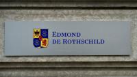 Logo de la banque Edmond de Rothschild à son siège de Genève, le 8 mars 2016