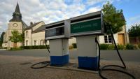 Une station-service dans le village de Bailleau-le-Pin, près de Chartres, le 7 juillet 2022