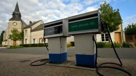 Une station-service dans le village de Bailleau-le-Pin, près de Chartres, le 7 juillet 2022