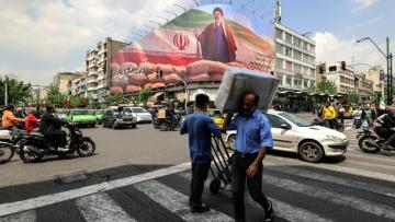 Une affiche géante représentant le guide suprême iranien Mojtaba Khamenei, le 20 avril 2026 à Téhéran