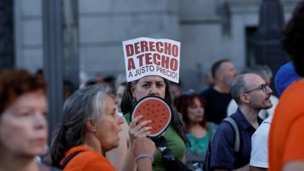 Un manifestant tient une pancarte portant l'inscription « Droit à un toit à un prix équitable » lors d'une manifestation contre les expulsions et la crise du logement sur la Puerta del Sol à Madrid, le 26 septembre 2026