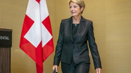 La présidente de la Suisse Karin Keller-Sutter, à la sorie d'une conférence de presse après une rencontre avec des responsables américaines sur les droits de douane, à Genève le 3 mai 2025