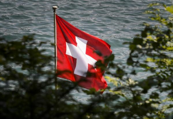 Drapeau suisse flottant sur le lac de Lucerne, le 5 juin 2015