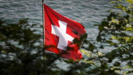 Drapeau suisse flottant sur le lac de Lucerne, le 5 juin 2015