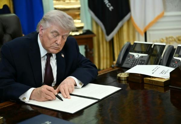 Le président américain Donald Trump signe des décrets dans le Bureau ovale de la Maison Blanche, le 31 mars 2026 à Washington