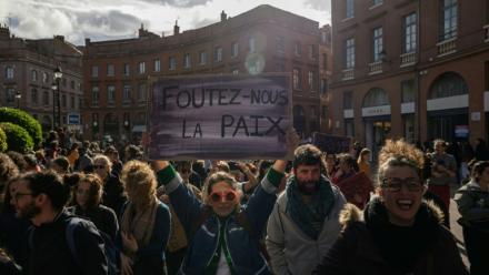 Une manifestante tient une pancarte sur laquelle on peut lire "Foutez-nous la paix" lors d'une marche marquant la Journée internationale des droits des femmes, à Toulouse, en Haute-Garonne, le 8 mars 2025