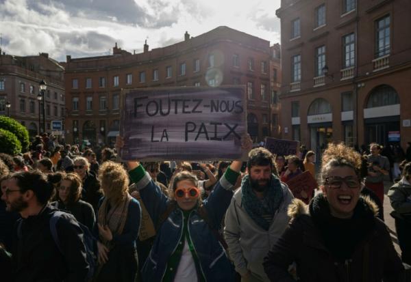 Une manifestante tient une pancarte sur laquelle on peut lire "Foutez-nous la paix" lors d'une marche marquant la Journée internationale des droits des femmes, à Toulouse, en Haute-Garonne, le 8 mars 2025