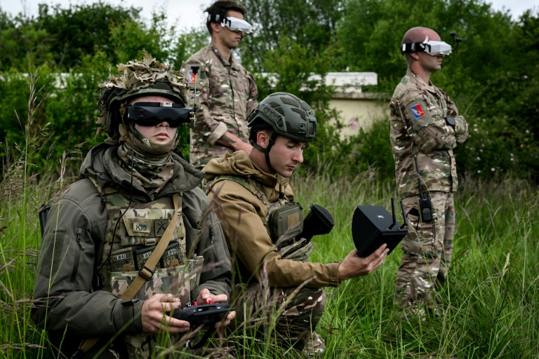 Des militaires pilotent un drone FPV lors du premier 