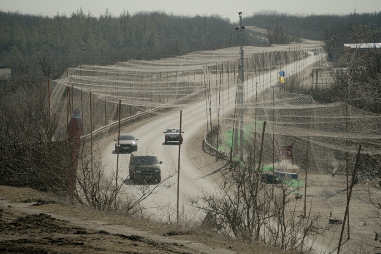 Filet antidrones à Izioum, près de Kharkiv dans l'est de l'Ukraine, le 10 mars 2026