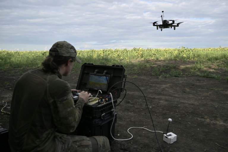 Le droniste Roubik, de la compagnie de reconnaissance du 3e corps d'armée ukrainien, contrôle un drone FPV lors d'un vol d'entraînement dans l'est de l'Ukraine, le 12 août 2025