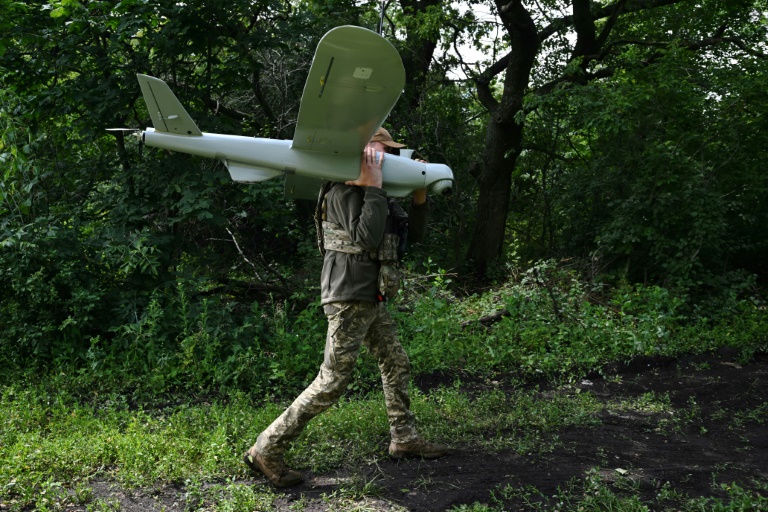 Un soldat ukrainien transporte un drone de reconnaissance Leleka, dans la région de Donetsk en Ukraine le 27 juin 2023