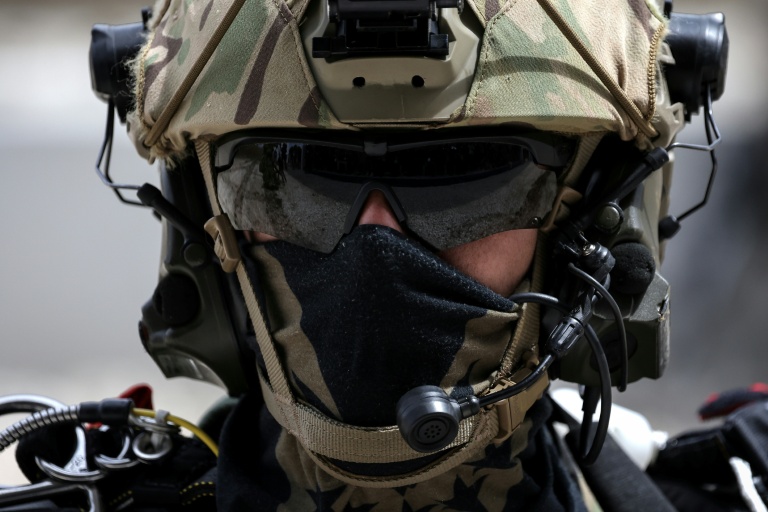 Un militaire française prend part à une démonstration pendant le salon de défense Eurosatory, le 16 juin 2024