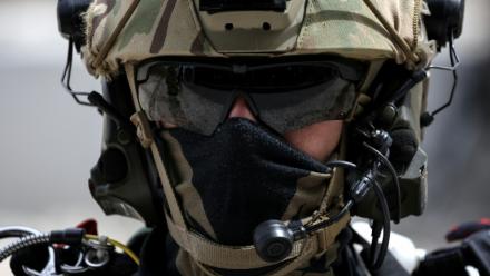 Un militaire française prend part à une démonstration pendant le salon de défense Eurosatory, le 16 juin 2024