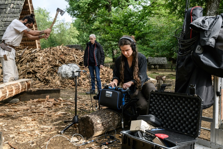 Mylène Pardoën (d), chercheuse au CNRS et archéologue du patrimoine sonore, enregistre les sons du travail manuel des bâtisseurs du château de Guédelon, qui utilisent des techniques et des outils du XIIIe siècle pour construire un château fortifié à Trège, le 11 septembre 2025 dans l'Yonne