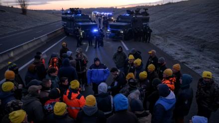 Un gendarme s'entretient avec des agriculteurs alors qu'ils sont empêchés d'entrer dans Toulouse dans le cadre de leur mouvement de protestation visant à défendre leur profession et à dénoncer la gestion de la crise agricole par le gouvernement, près de Leguevin, le 7 janvier 2026.