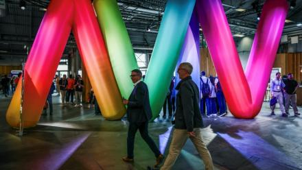 Des visiteurs marchent parmi les stands de la 9e édition du salon VivaTech, à Paris Expo Porte de Versailles, à Paris, le 11 juin 2025