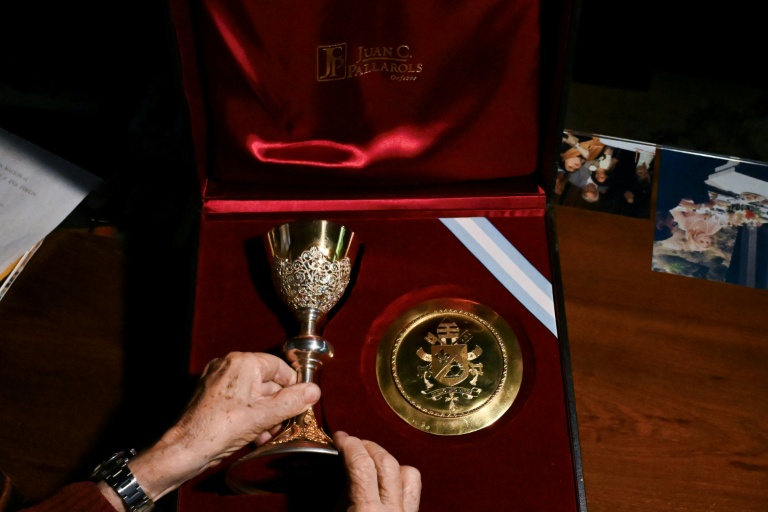 L’orfèvre argentin Juan Carlos Pallarols montre une patène et un calice qu’il a réalisés dans son atelier avant leur remise au pape Léon XIV lors de sa visite en Argentine,  le 20 octobre 2026 à Buenos Aires