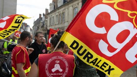 Des employés de Duralex et des membres de la CGT sont rassemblés devant le tribunal de commerce d'Orléans le 17 septembre 2026