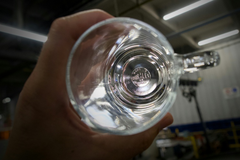 Un salarié contrôle un verre à l'usine Duralex de La Chapelle-Saint-Mesmin, près d'Orléans,  le 31 juillet 2024 dans le Loiret