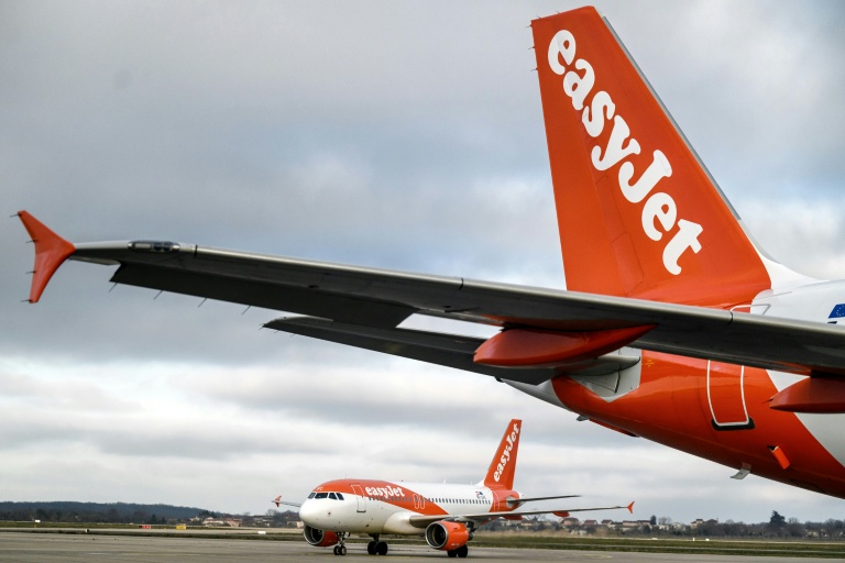Des avions de la compagnie aérienne EasyJet sur le tarmarc de l'aéroport Saint-Expéry à Colombier Saugnieu, le 5 février 2024 dans le Rhône