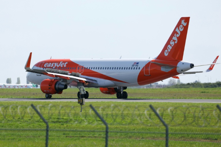 Un avion de la compagnie aérienne EasyJet atterrit à l'aéroport d'Orly, le 6 avril 2026 dans le Val-de-Marne