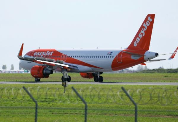 Un avion de la compagnie aérienne EasyJet atterrit à l'aéroport d'Orly, le 6 avril 2026 dans le Val-de-Marne