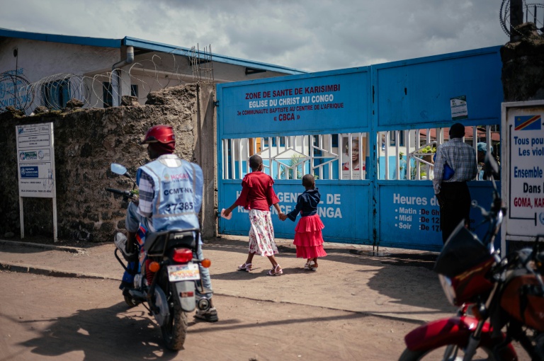 Un moto-taxi attend devant le centre hospitalier CBCA Virunga de Goma, dans l'est de la République démocratique du Congo (RDC) frappée par une épidémie d'Ebola, le 17 mai 2026
