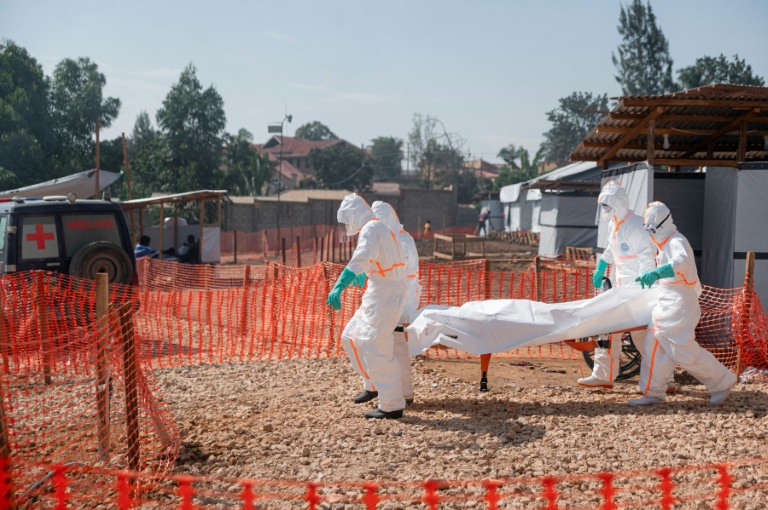 Des agents sanitaires transportent à la morgue le corps d'une personne décédée du virus Ebola, le 13 juin 2026 à Bunia, en RDC