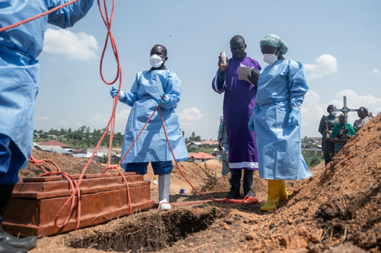 Des équipes de la Fédération internationale des Sociétés de la Croix-Rouge et du Croissant-Rouge préparent, au cimetière de Mbiyo, l’inhumation du corps d’un orphelin décédé d'Ebola, dans la provincede l’Ituri, le 19 juin 2026 en RDC