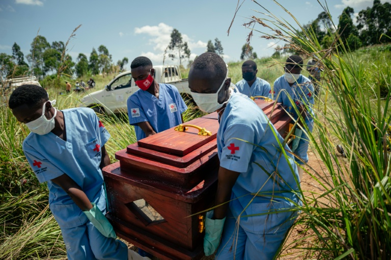Des membres de la Croix-Rouge congolaise transportent le cercueil d'une femme qui serait décédée du virus Ebola lors de son enterrement à Bunia, en RDC, le 7 juin 2026.