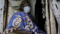 Une femme porte un masque alors qu'elle est assise devant son abri de fortune dans le camp de personnes déplacées de Kigonze à Bunia, dans l'est de la République démocratique du Congo en proie à une épidémie d'Ebola, le 28 mai 2026