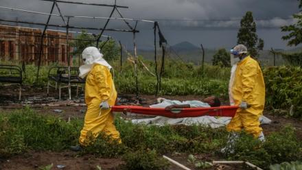 Du personnel médical transporte un patient sur un brancard à l'hôpital de Rwampara, le 21 mai 2026, en OUganda, tout près de la République Démocratique du Congo, touchée par une épidémie d'Ebola