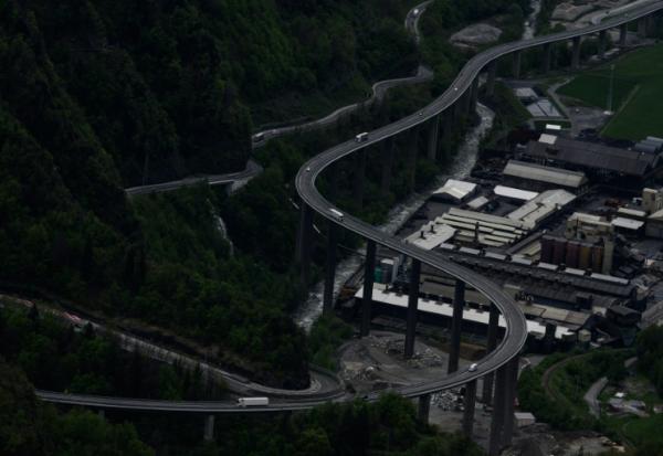 Une route surélevée dans la vallée de l'Arve à Passy, le 24 avril 2025 en Haute-Savoie
