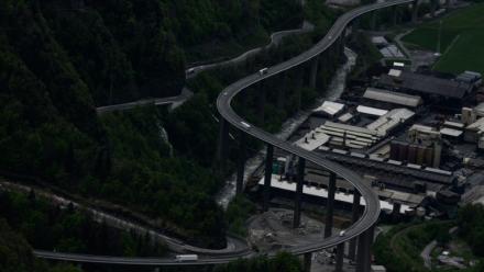 Une route surélevée dans la vallée de l'Arve à Passy, le 24 avril 2025 en Haute-Savoie
