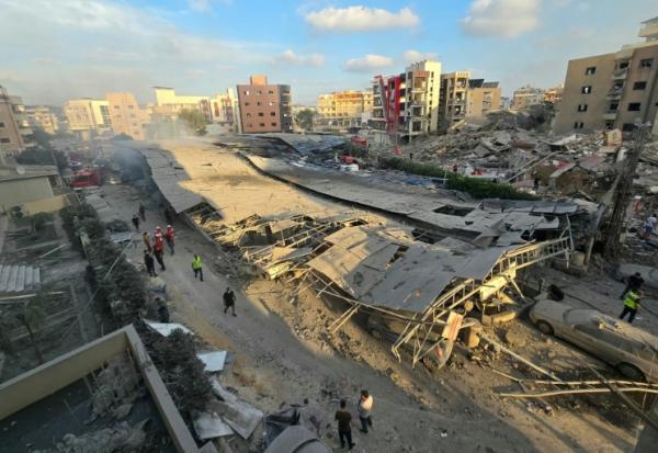 Des secouristes se rassemblent sur le site d'une frappe israélienne qui a touché une zone proche d'un hôpital dans la ville de Tyr, au sud du Liban, le 1er juin 2026