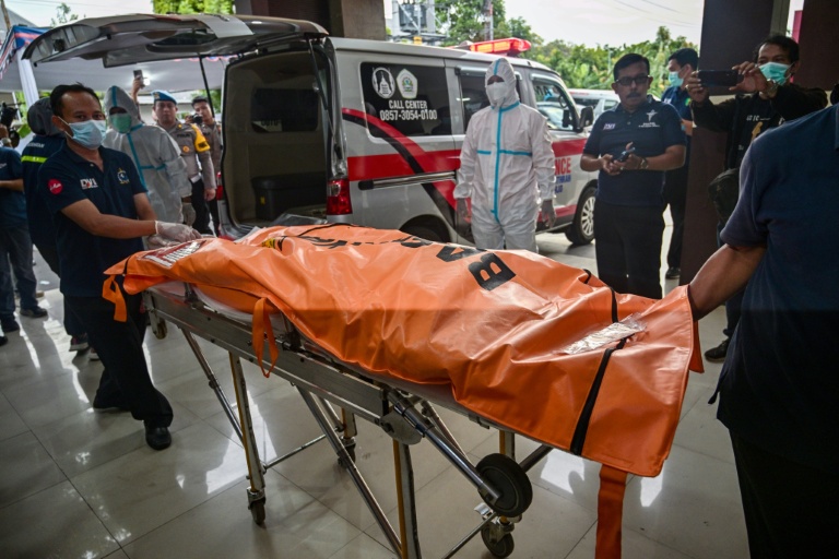 Le corps d'un étudiant, tué dans l'effondrement d'un bâtiment à l'internat islamique Al Khoziny,  transporté dans un sac mortuaire à l'hôpital Bhayangkara de Surabaya, dans la province de Java oriental, le 4 octobre 2025 en Indonésie