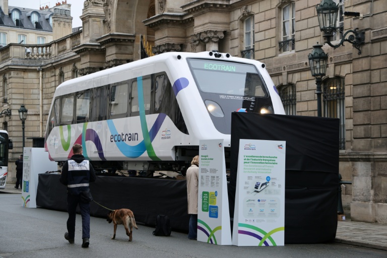 Un prototype de l'Ecotrain exposé devant l'Elysée, dans le cadre de l'exposition Fabriqué en France, à Paris, le 14 novembre 2025 