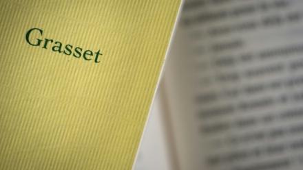 Cette photographie montre un livre des éditions Bernard Grasset à Mulhouse, dans l'est de la France, le 16 avril 2025