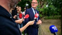 Le président du parti Horizons et candidat à l'élection présidentielle, Édouard Philippe, visite une ferme avicole à Saint-Cyr-sur-Menthon, le 3 juin 2026 dans l'Ain