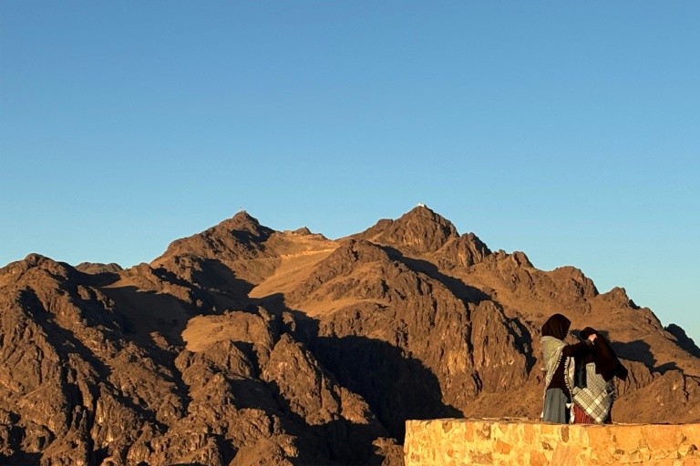 Des touristes au sommet du mont Sinaï, à Sainte-Catherine, en Egypte, le 6 juillet 2025