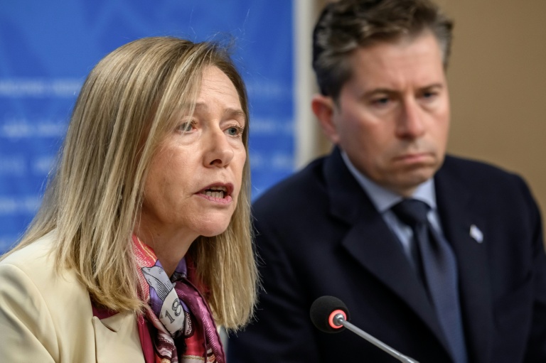 La secrétaire générale de l'OMM, Celeste Saulo (g), et le secrétaire général adjoint de l'ONU aux affaires humanitaires Tom Fletcher, lors d'une conférence de presse sur les conséquences de l’épisode El Niño, le 21 octobre 2026 à Genève