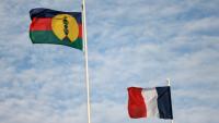 Le drapeau de la Nouvelle-Calédonie (à gauche) aux côtés du drapeau français à Nouméa, en Nouvelle-Calédonie, territoire français du Pacifique, le 24 juillet 2023
